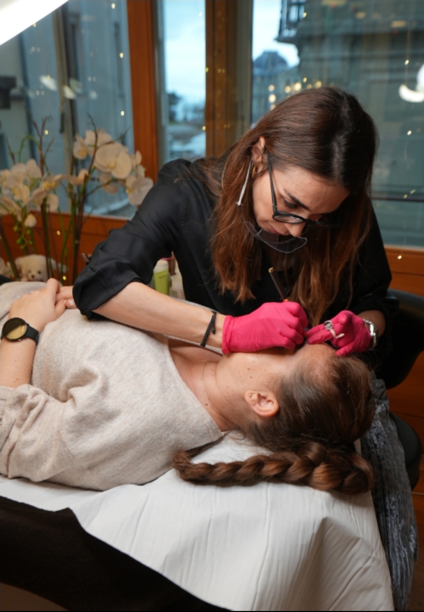 Travail de précision sur les sourcils d’une cliente par notre praticienne