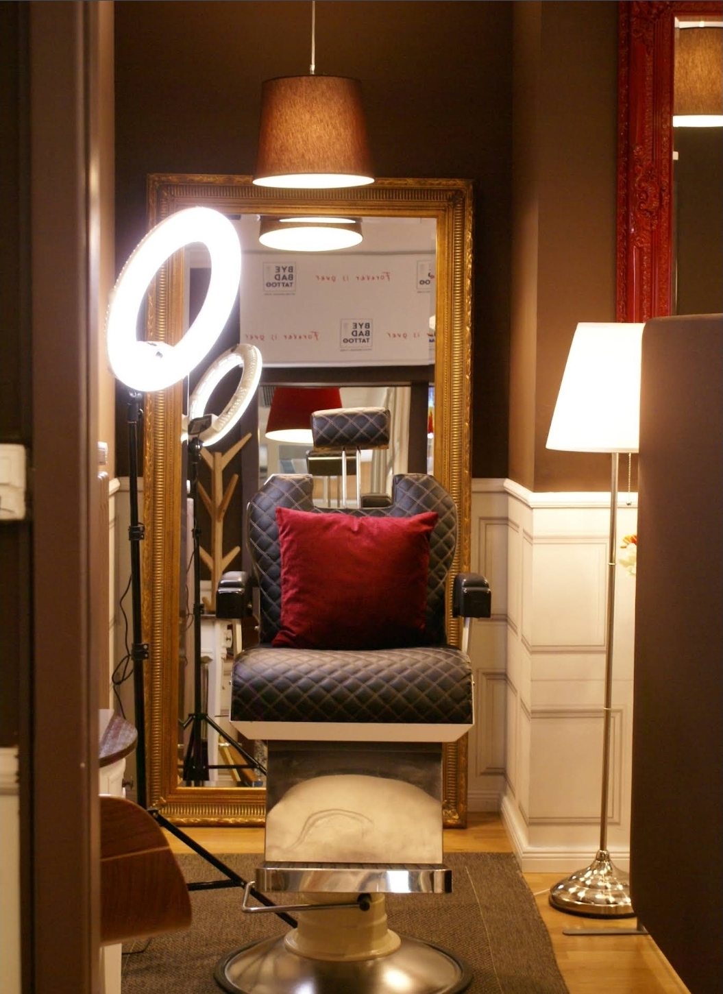 Fauteuil de soin devant un miroir doré dans notre espace beauté