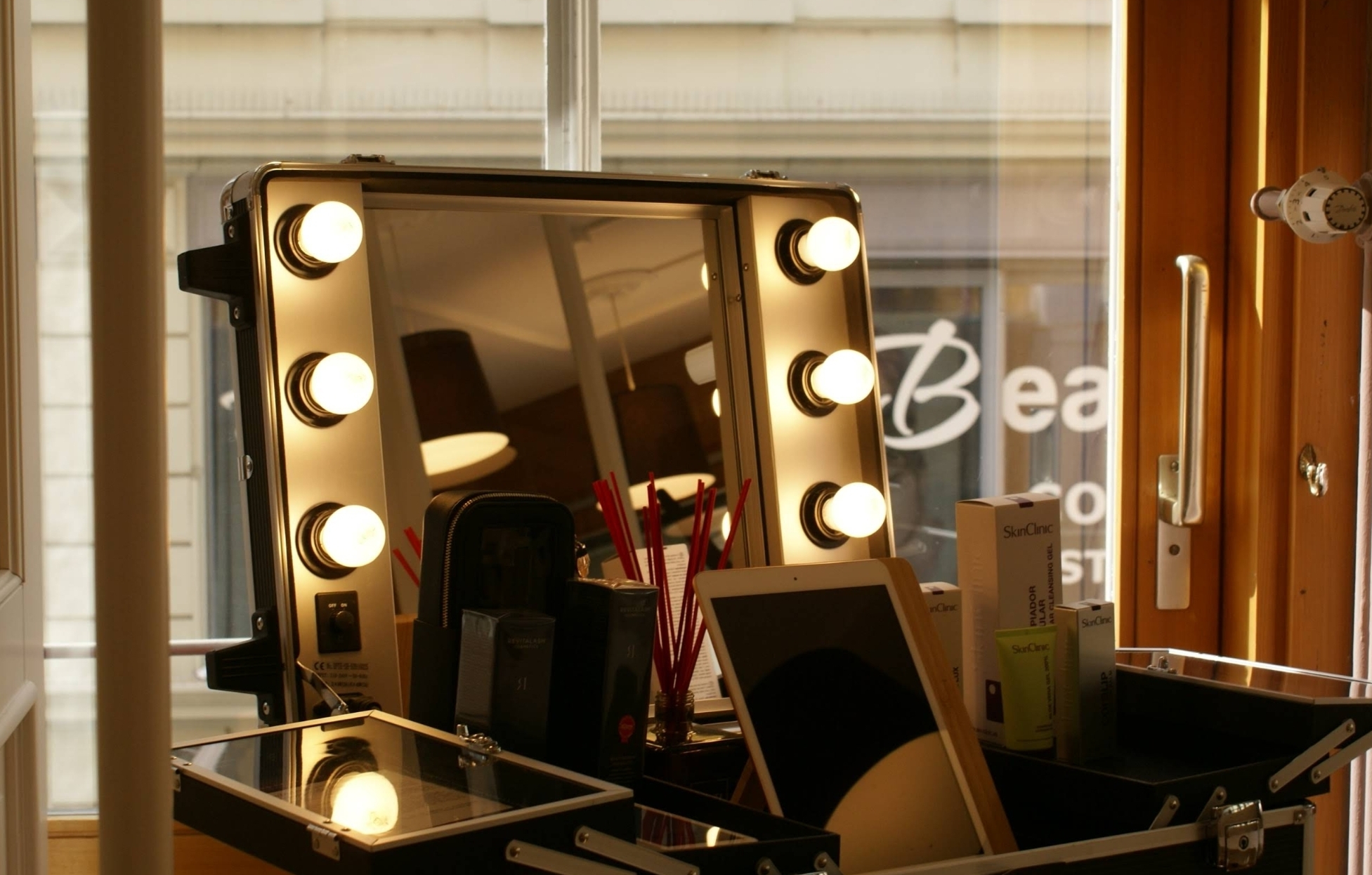 Miroir éclairé et sélection de cosmétiques au studio